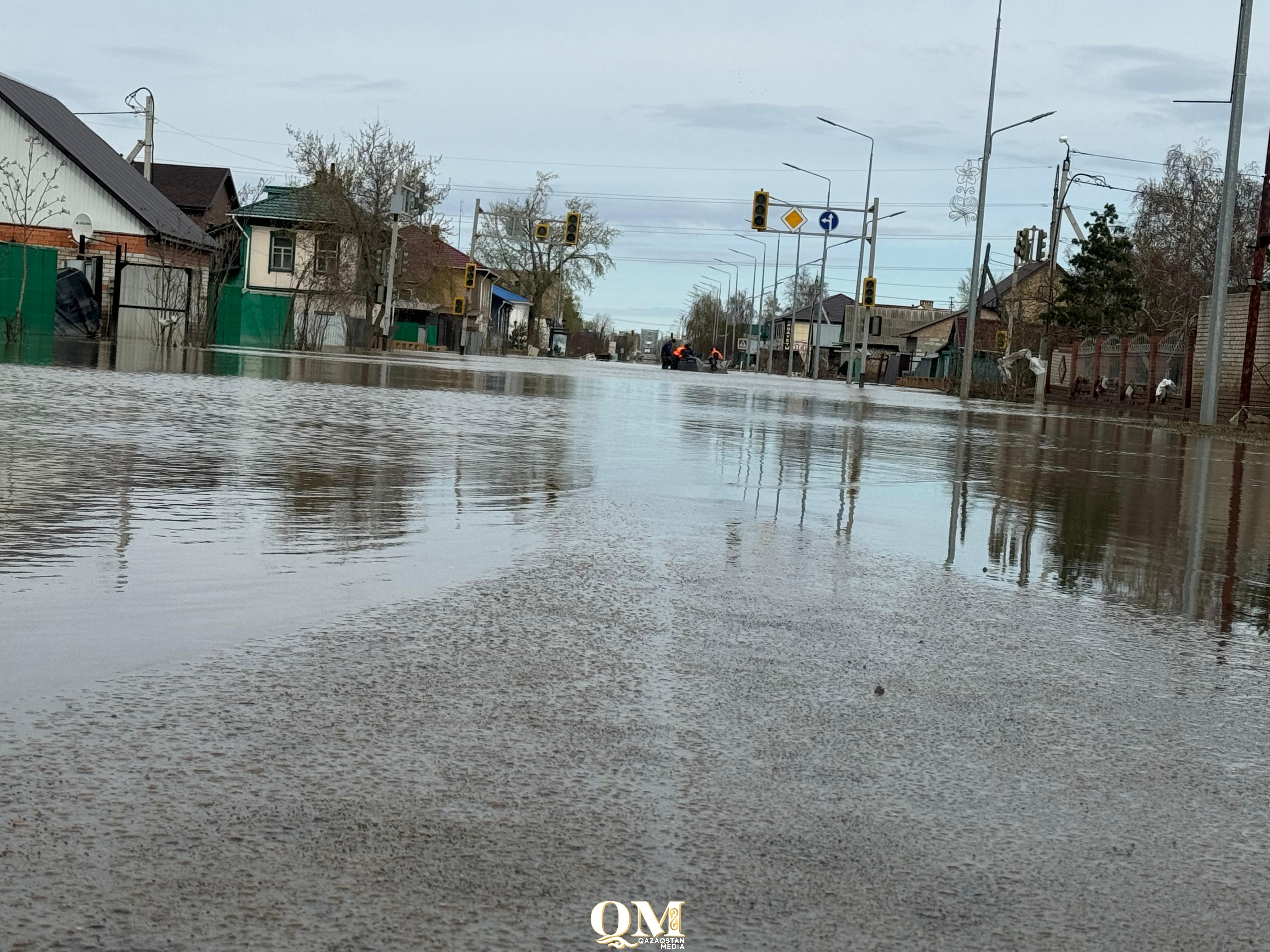 Эвакуированные жители пытаются вернуться в еще затопленные дома в СКО