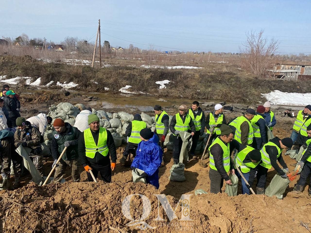 120 волонтеров помогали укреплять дамбу в пригороде Петропавловска