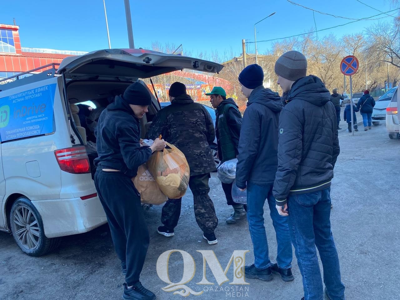Астананың такси жүргізушілері гуманитарлық көмекті тегін жеткізді