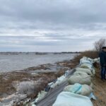 Тепличное ауылында  Есіл өзені бөгетті шайып өтті