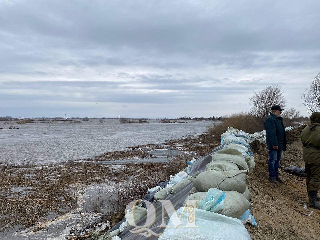 Тепличное ауылында Есіл өзені бөгетті шайып өтті