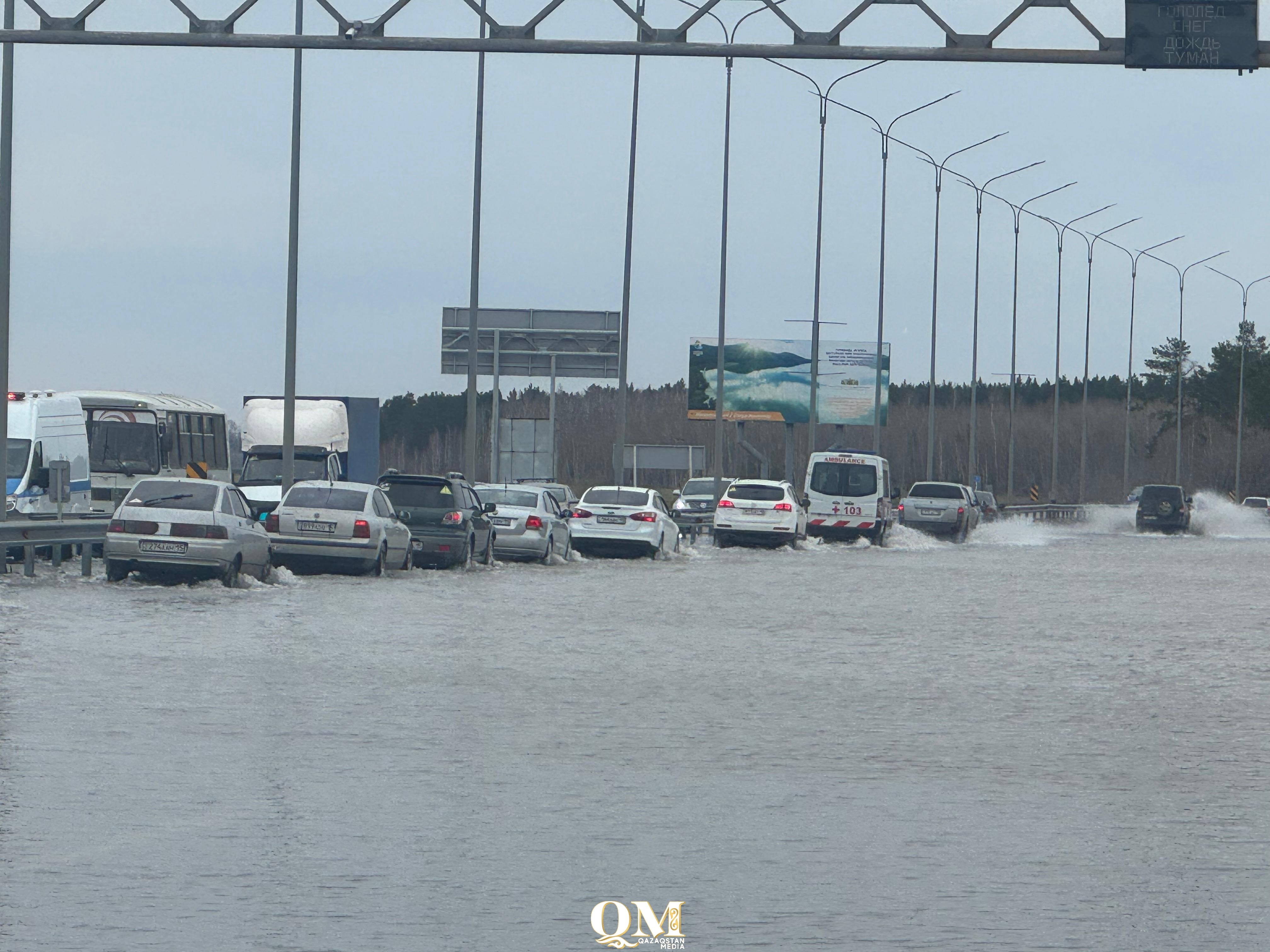 Проезд закрыт: сколько участков дорог остаются затопленными в СКО