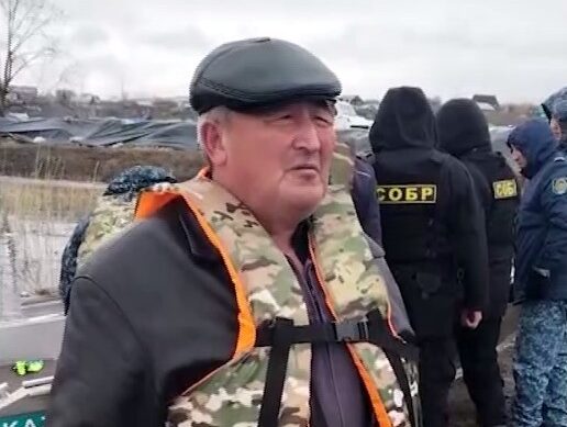 Пожилого охранника из зоны затопления спасли полицейские в Петропавловске
