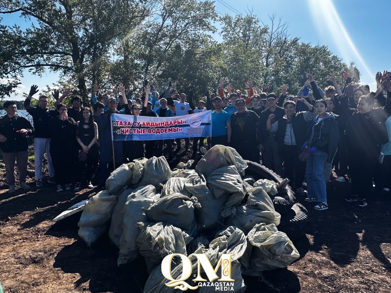 В рамках акции «Таза Қазақстан» студенты убирали берег озера Пестрого в Петропавловске