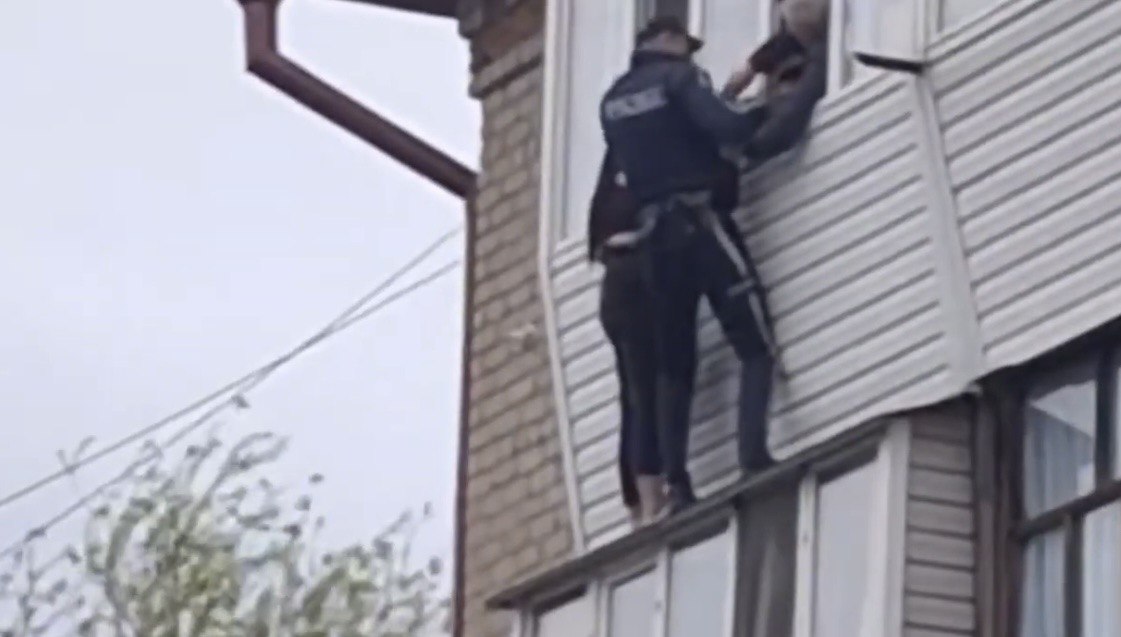 Полицейские спасли девушку, которая хотела спрыгнуть с пятого этажа в Петропавловске