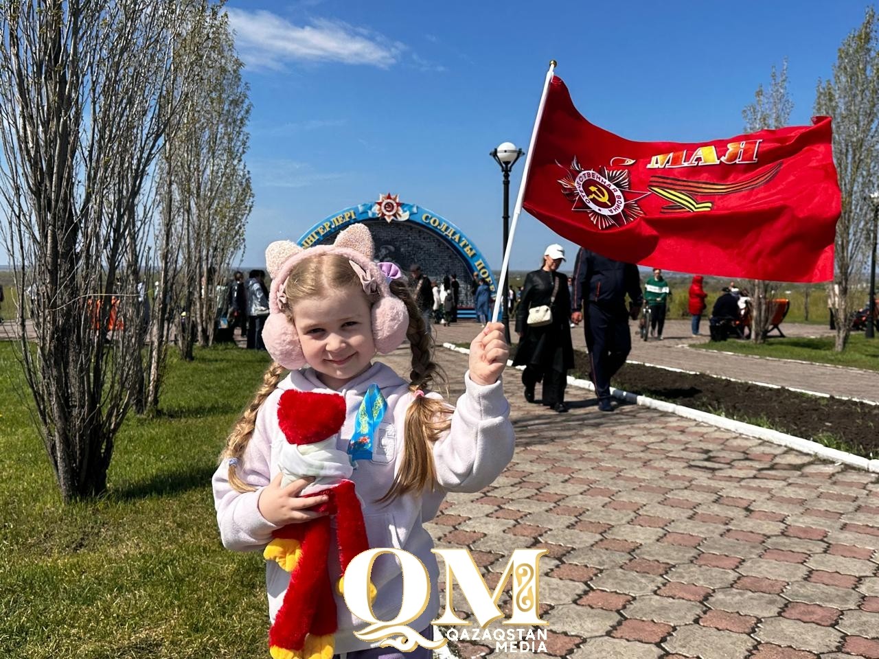 Жители Петропавловска возложили цветы к стеле в парке Победы