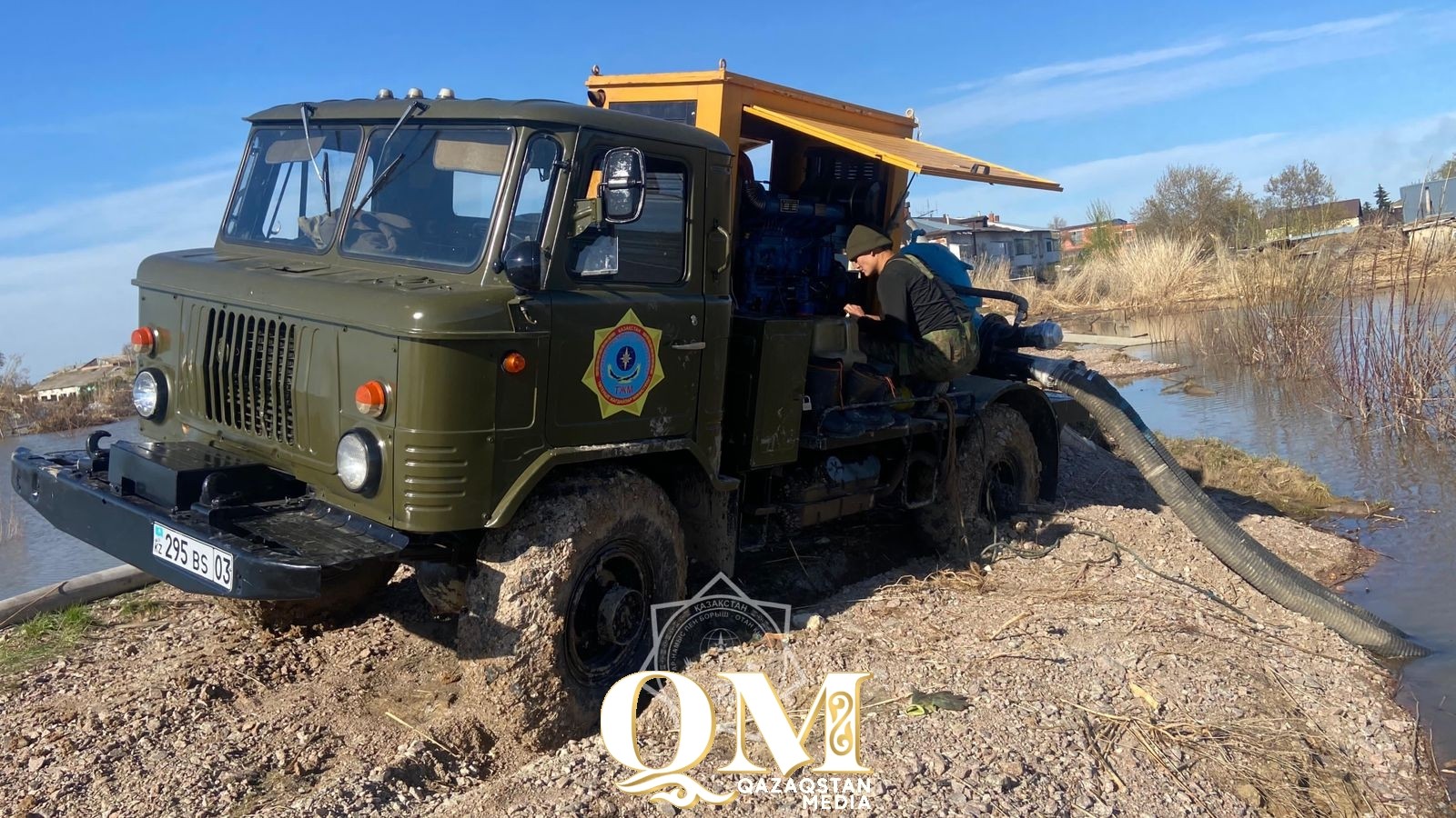 Акмолинские спасатели помогают откачивать воду в СКО