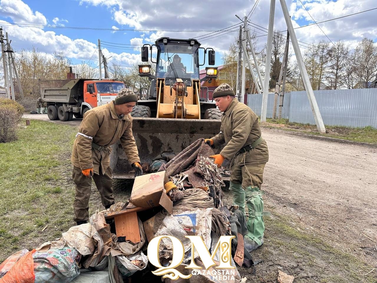 17 самосвалов мусора вывезли из с. Тепличного Кызылжарского района СКО