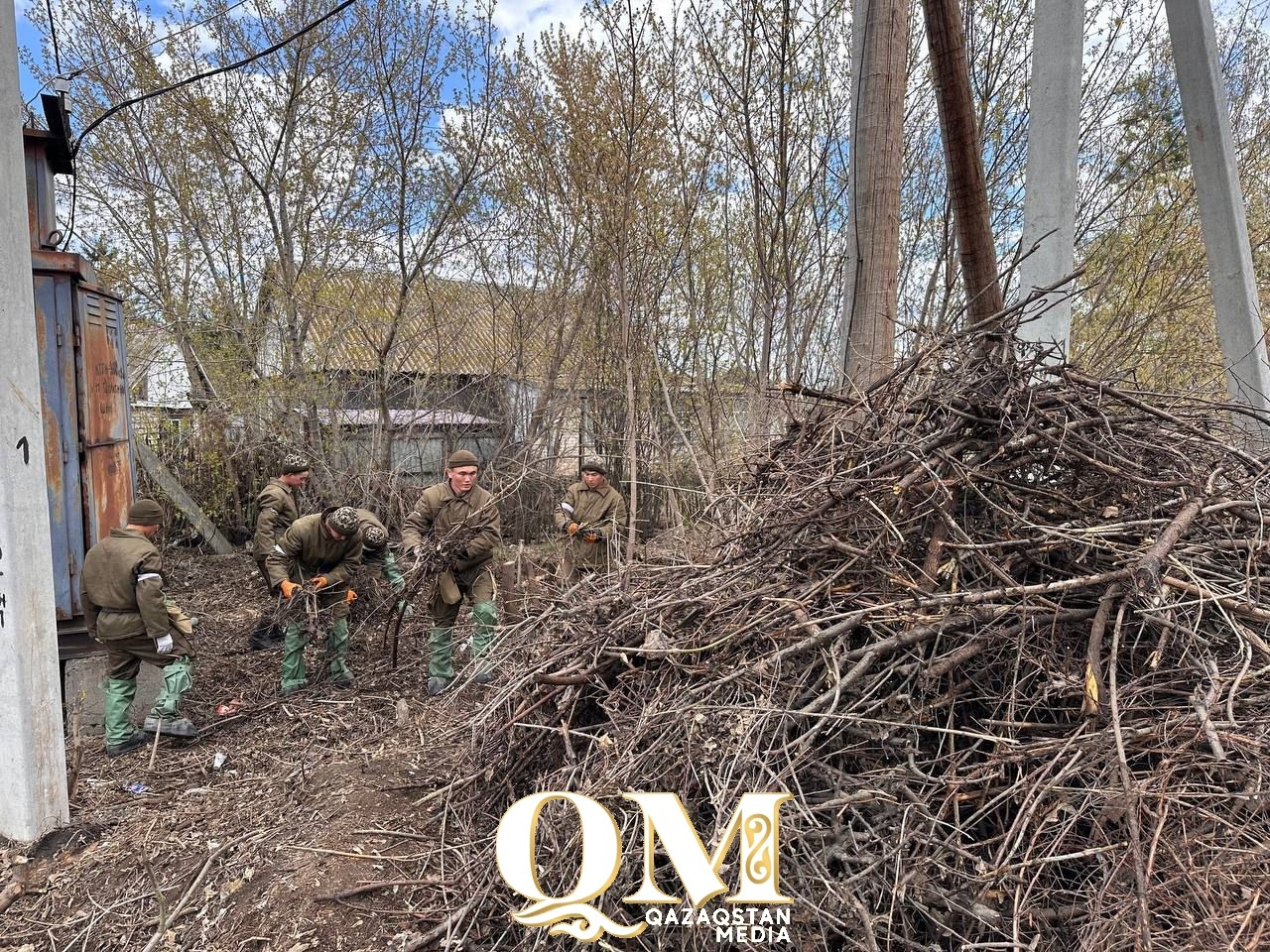 17 самосвалов мусора вывезли из с. Тепличного Кызылжарского района СКО