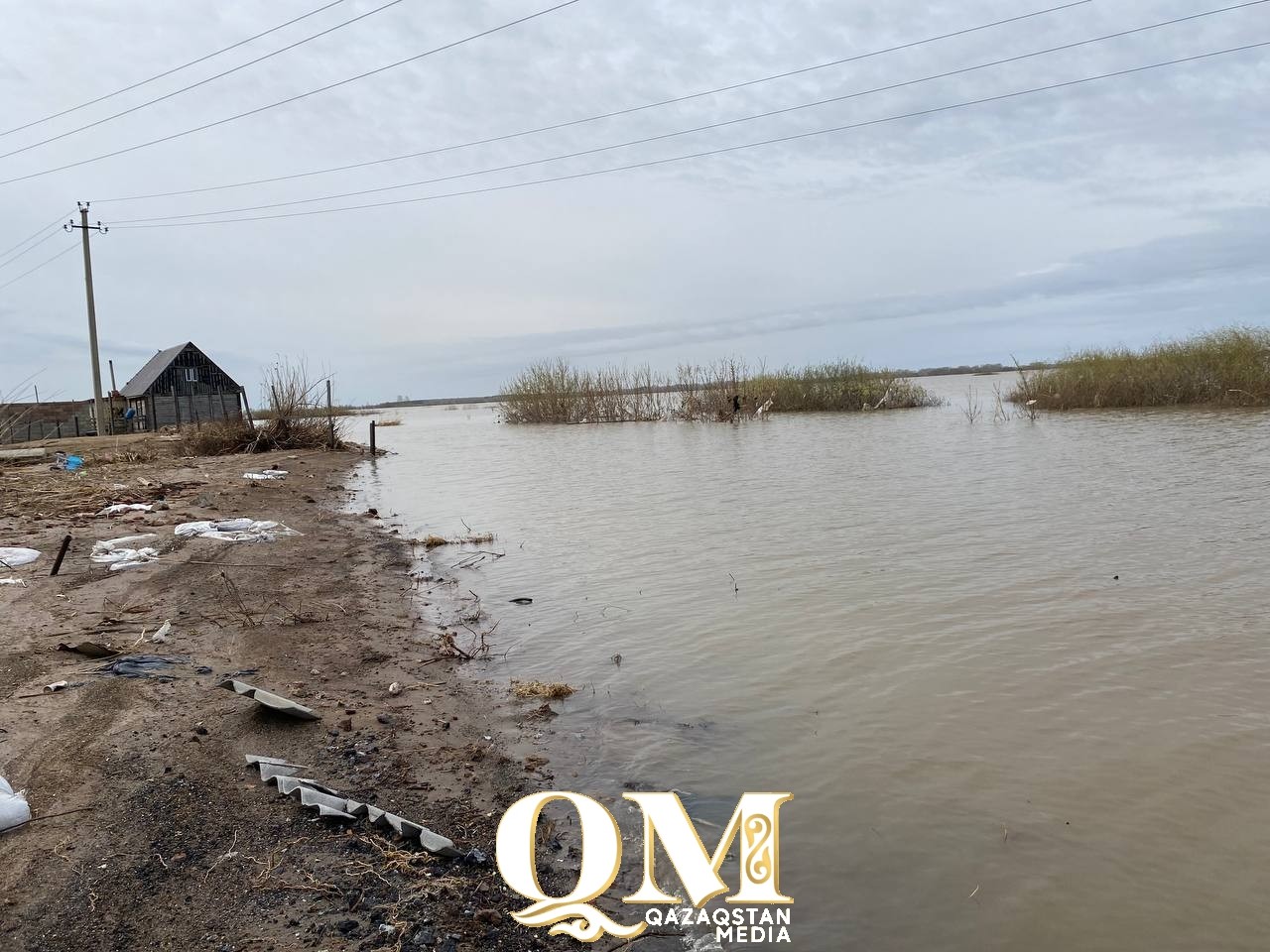 Петропавлда аудандардан келген бригадалар су кеткен жерлерді қоқыстан тазартып жатыр