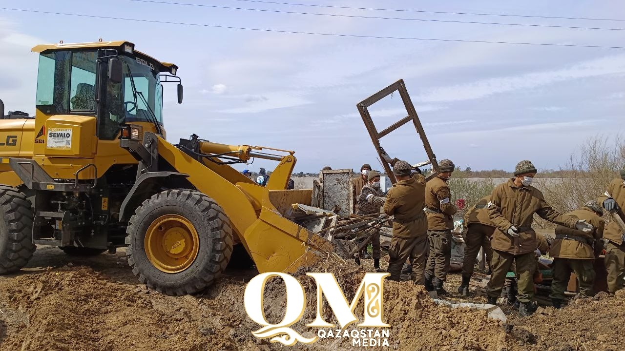 Военнослужащие их Ушарала убирали мусор в затопленном микрорайоне Петропавловска