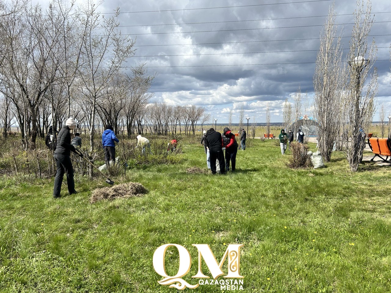 Петропавлдық жастар мереке күні Жеңіс саябағын қоқыстан тазартты