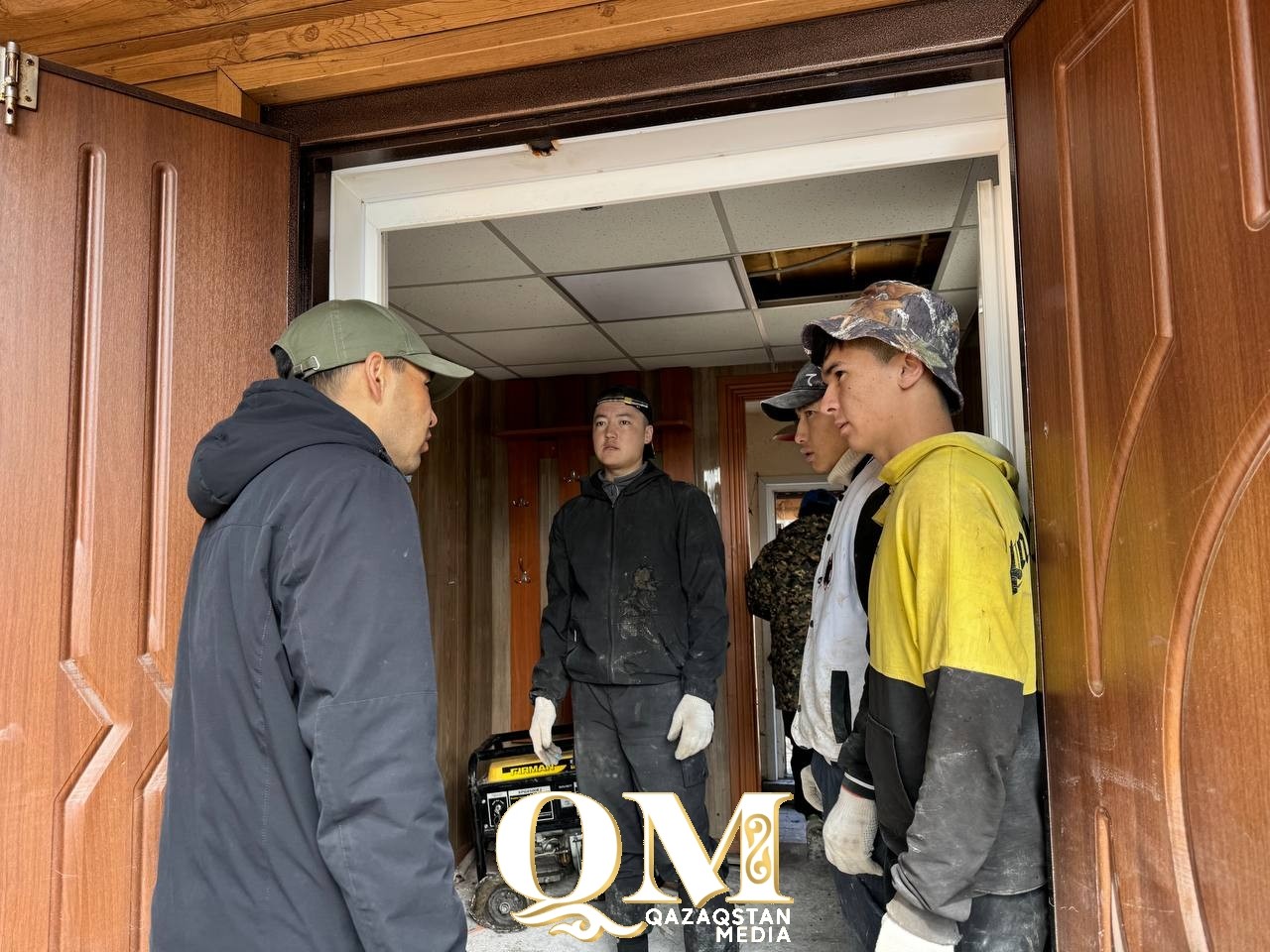 Шал ақын ауданынан келген мехбригадалар су басқан 11 үйді жөндеп бастады