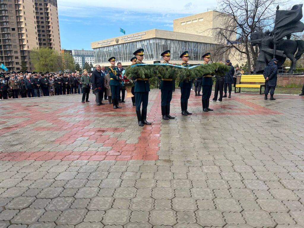 Солтүстікқазақстандықтар «Мәңгілік алау» мемориалына гүл шоқтарын қойды