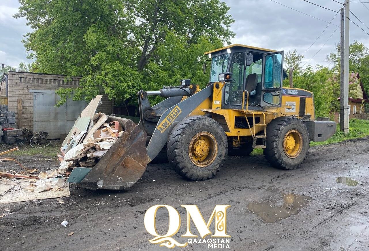 Почти 300 тонн мусора вывезли мехбригады из поселка Заречного в Петропавловске