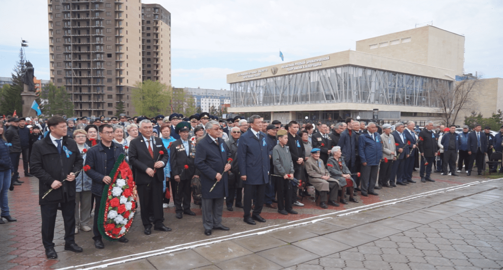 Солтүстікқазақстандықтар «Мәңгілік алау» мемориалына гүл шоқтарын қойды