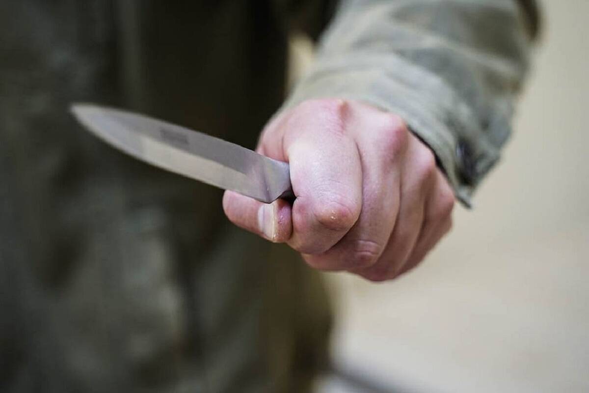 Старшеклассник ранил ножом студента на территории школы в Петропавловске