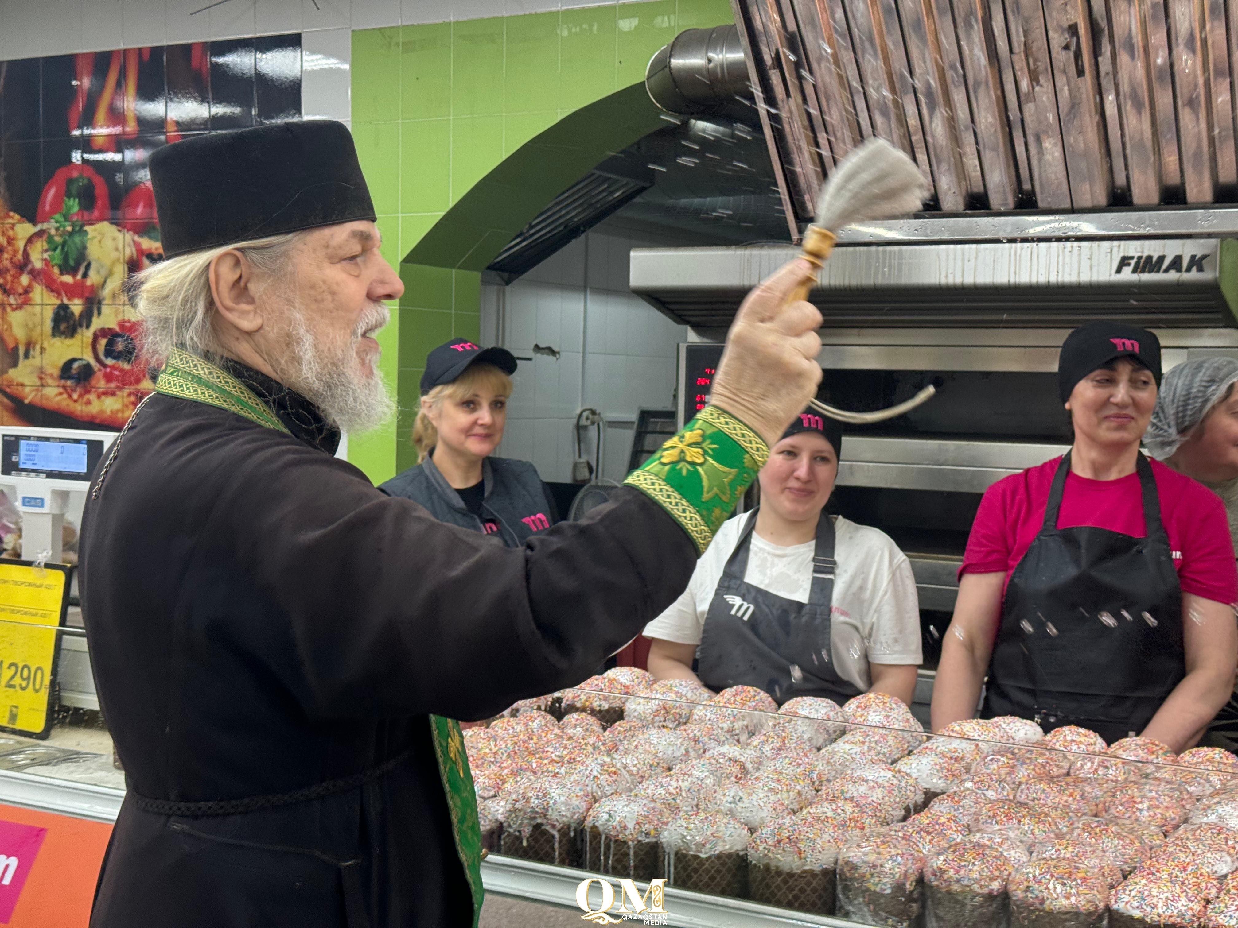 Сотни куличей накануне Пасхи освятил отец Сергий в Петропавловске