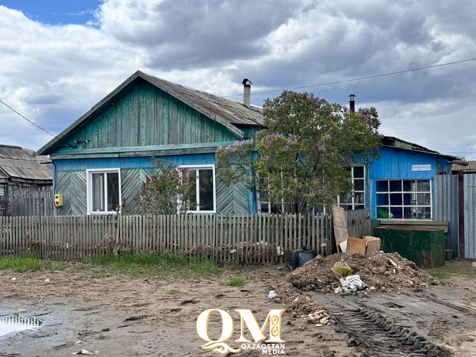 В рамках проекта «Таза Казахстан» члены партии АМАNАТ выехали в село Большая Малышка на масштабный субботник.