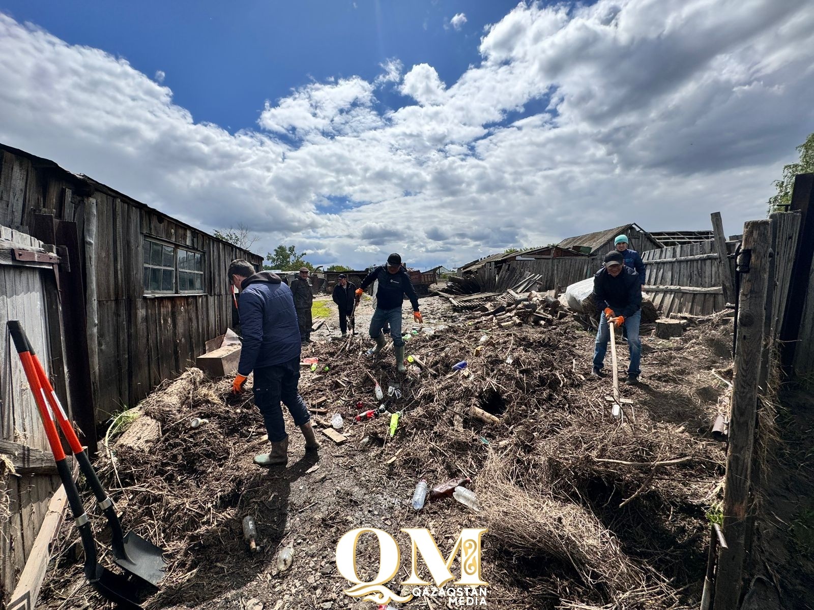 В рамках проекта «Таза Казахстан» члены партии АМАNАТ выехали в село Большая Малышка на масштабный субботник.