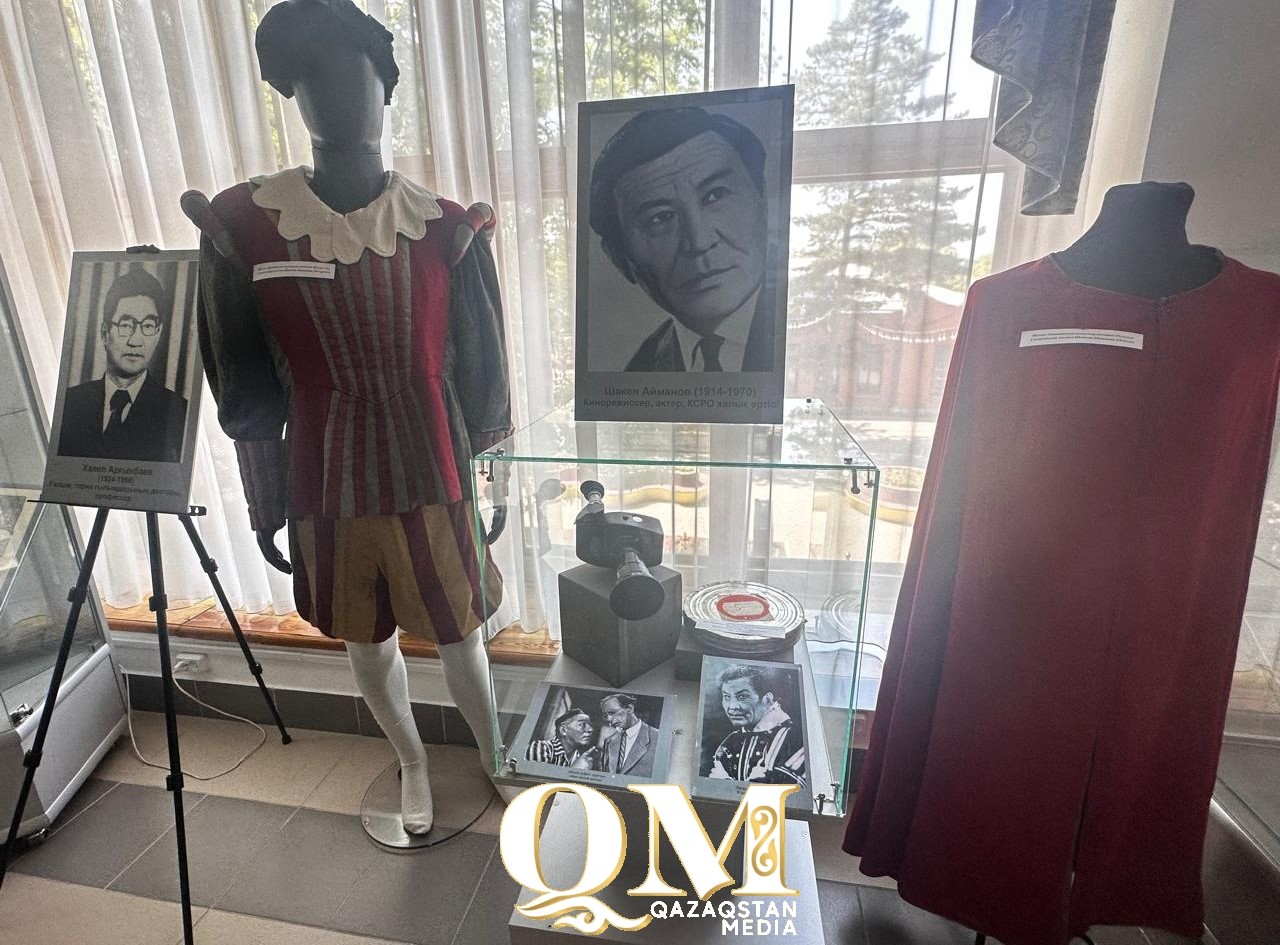 Подсвечник 19 века и актерские костюмы: выставка вещей известных павлодарцев открылась в Петропавловске