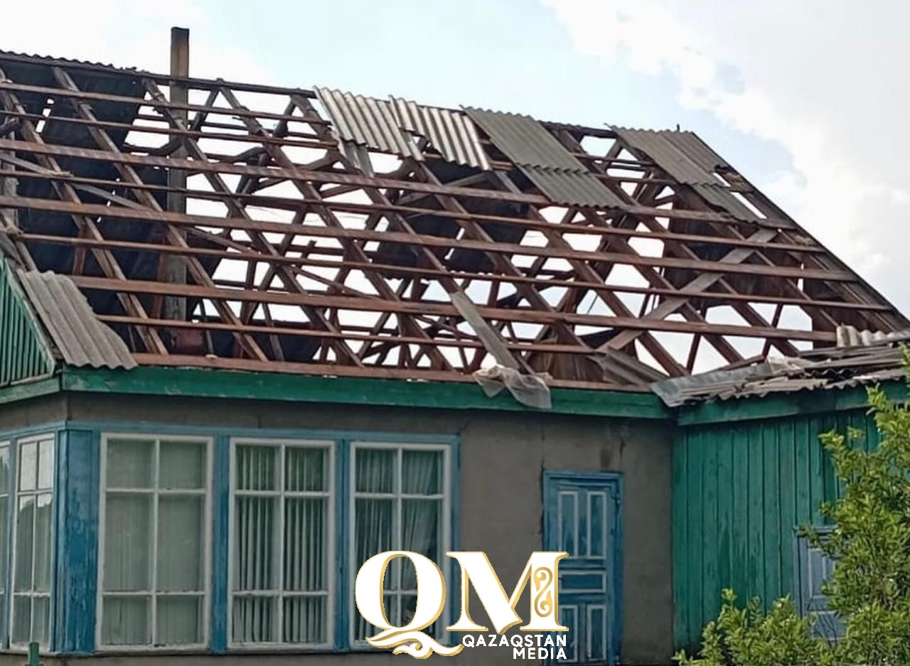 Крыши с шести домов сорвало ветром в Тайыншинском районе СКО