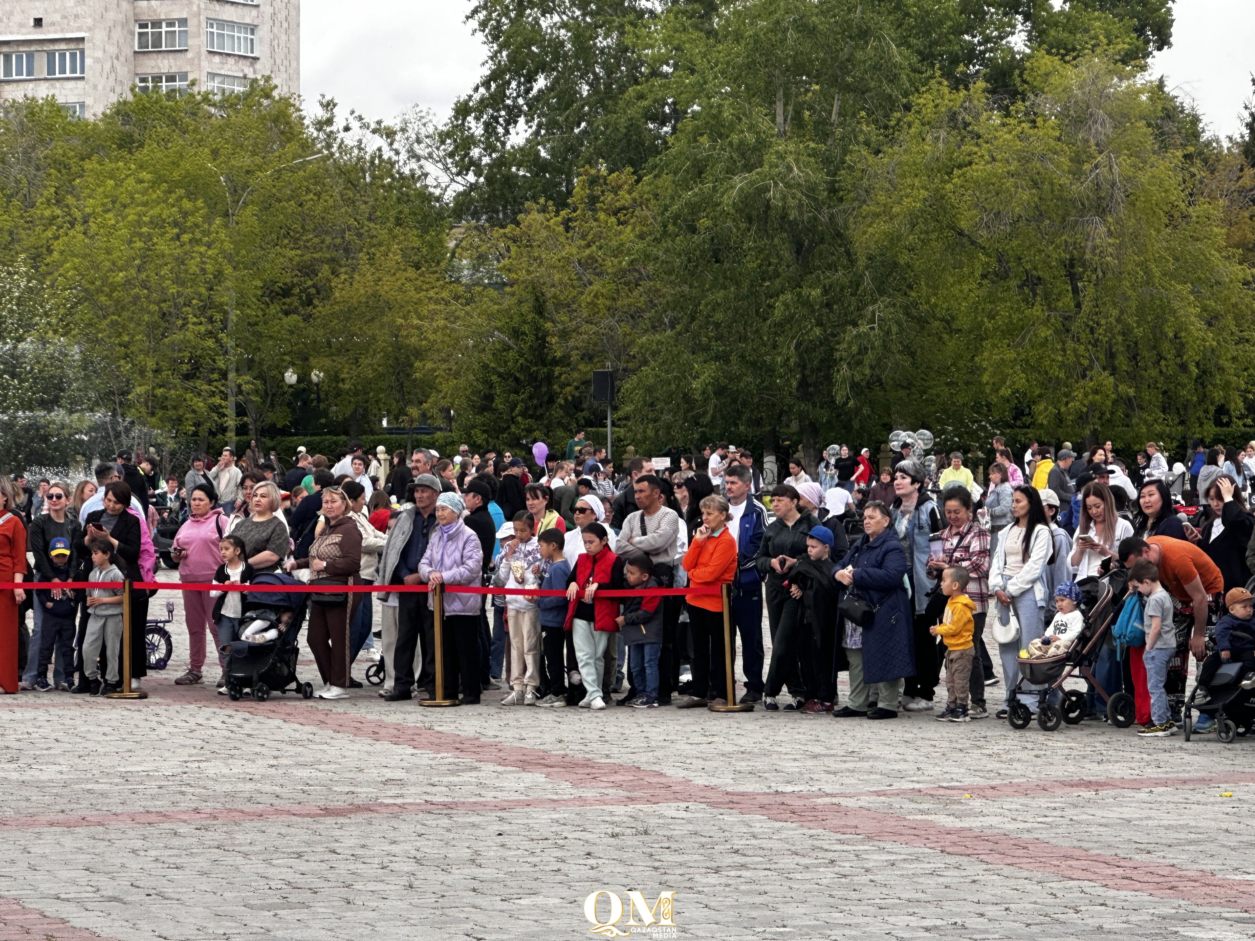 Выступления от детей и для детей. В Петропавловске сотни семей собрались в парке первого президента, чтобы отметить самый радостный день в году. В День защиты детей прошел масштабный красочный фестиваль