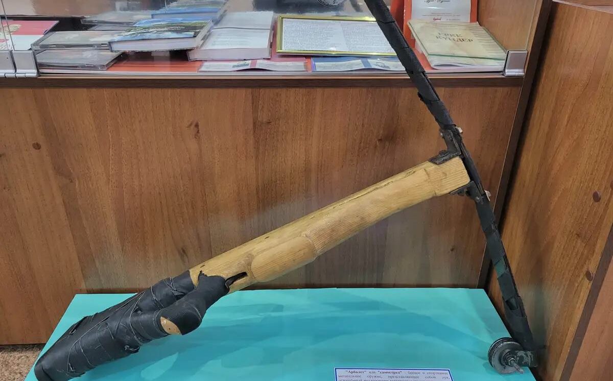 «Оружие наемных убийц» - самодельный арбалет выставили в музее полиции СКО