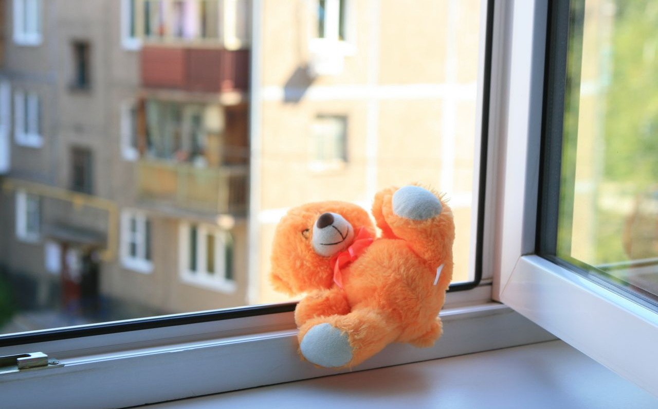 Ребенок выпал из окна пятого этажа в Петропавловске