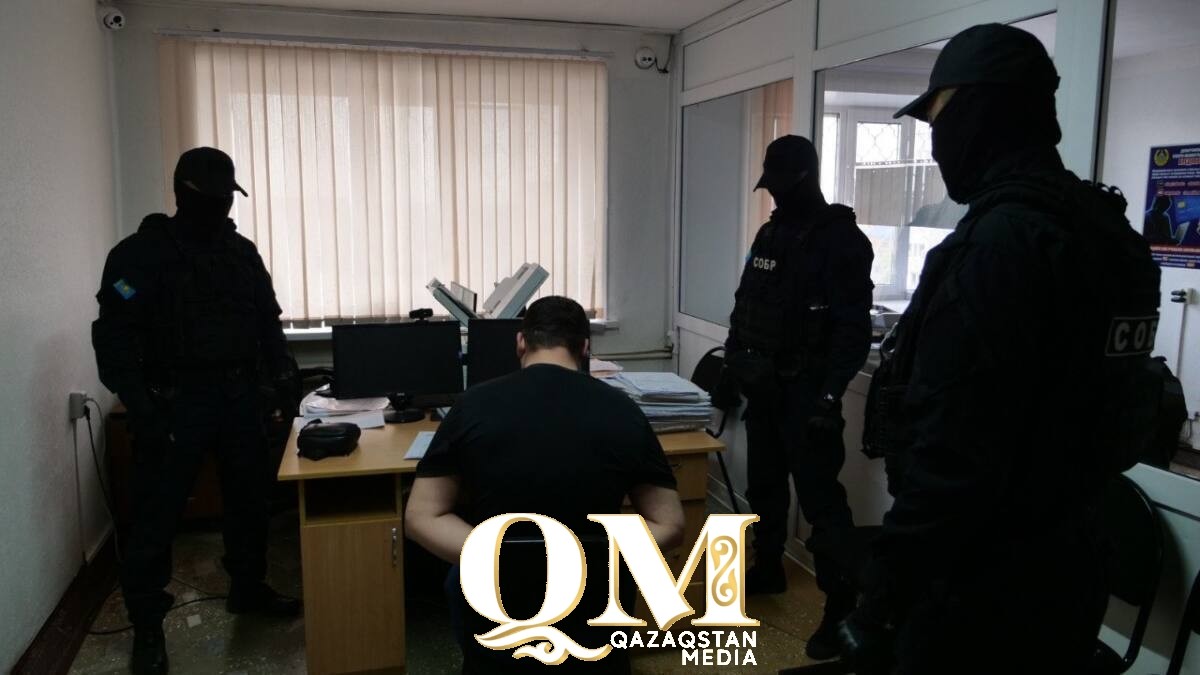 Подозреваемый в мошенничестве пытался растоптать свой смартфон при задержании в СКО