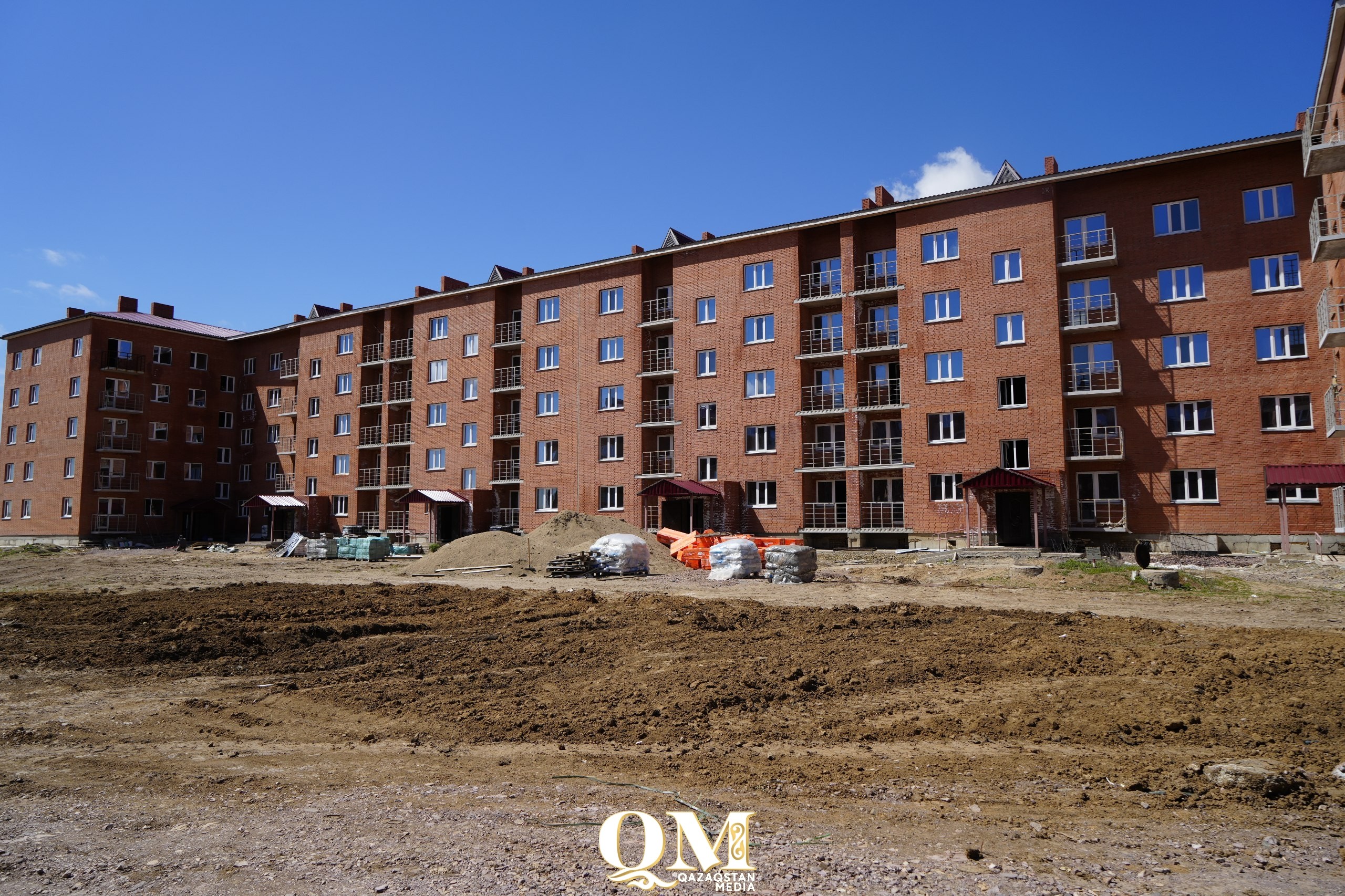 В новые дома после наводнения заселяются жители Атбасара