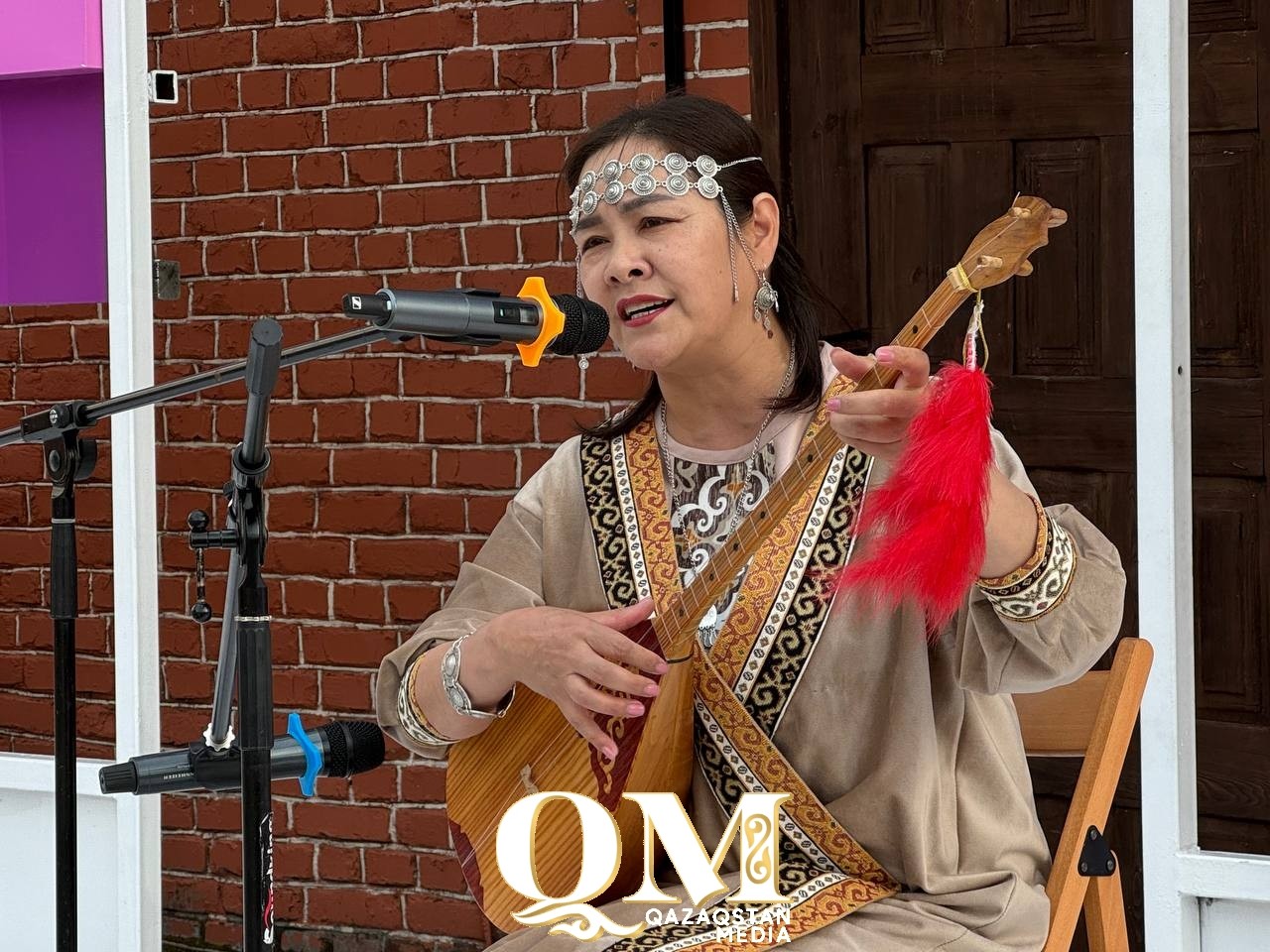 Конвоир из ИВС виртуозно исполнила кюи на фестивале домбры в Петропавловке