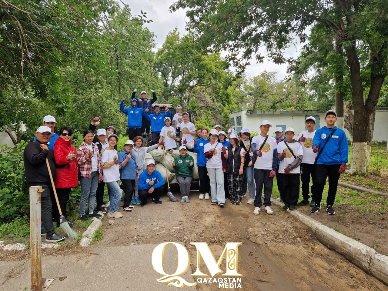 В Петропавловске прошли субботники В рамках акции «Таза Қазақстан» в Петропавловске прошел общегородской субботник. В фокусе внимания – новый микрорайон Бірлік и скверы областного центра. Главные улицы города, которые, казалось бы, ежедневно убирают коммунальные службы, нуждаются в наведение порядка не меньше отдаленных, сообщает Qazaqstan Media. Сквер на пересечение улиц Интернациональной и Алтынсарина. Центр города. Здесь много лавочек, урны, раскидистые деревья. В жаркие, и не только дни, горожане любят проводить тут время. Но взгляд то и дело спотыкается о мелкий мусор. Крышки от бутылок, полиэтиленовые обертки сигаретных пачек, окурки, стекла, пакеты - лежат в рандомном порядке. Однако не только стараниями человека вид этой части города выглядит слегка неряшливым. Сильные дожди, которые прибивают землю, а также сломанные ветки – красоты месту не прибавляют. Волонтеры молодежного ресурсного центра решили провести уборку, в том числе, и в этом сквере. К слову, в Телегамм недавно запустили специальный бот. Именно туда можно подать заявку на уборку мусора и бытовых отходов. Для этого нужно просто отправить фотографию места. «Пройдя по улицам города, мы обратили внимание, что в этой локации необходимо навести порядок. Ребята поддержали нашу идею. На субботник приходят только те, кто в этом искренне заинтересован», - рассказывает руководитель молодежного ресурсного центра Анастасия Волкова. Школьники и учащиеся колледжей, представители ассамблеи народа Казахстана вместе собирали мусор, сухую траву, сгнившую, раньше обычного, листву. Несмотря на площадь участка, мешков, набитых мусором, получилось много. В центре отмечают, что субботник – мероприятие многозадачное. Уборка – это не только про чистоту города, но и про общение и экологическое воспитание. «Каждый из ребят, кто пришел сюда сегодня, вносит свою лепту. Они действительно хотят, чтобы наш город стал чище и зеленее. Любую инициативу, которая идет от молодежи, мы поддерживаем», - говорит Анастасия Волкова. И, действительно, только благодаря воспитанию экологической культуры и пониманию сопричастности и ответственности за все, что происходит в городе, можно добиться какого-то результата. По крайней мере, так считает депутат городского маслихата, член ассамблеи народов Казахстана, Салимхан Сабитов. «Из года в год мусора становится больше. Полигоны все забитые. А экологическая культура петропавловцев падает. Даже сейчас, убираем сквер, но никто из жильцов близлежащих домов не вышел! Хотя здесь их ж дети проводят время. Почему бы не поучаствовать в благоустройстве вместе с нами?» - задает риторический вопрос Салимхан Сабитов. По его мнению, ответственность за чистоту территорий должны нести также и предприниматели, владельцы малого и среднего бизнеса. Но в этом случае, видимо, вопрос снова упирается в фактор экологического воспитания. Отметим, с начала акции «Таза Қазақстан» собрано более 230 тонн мусора.