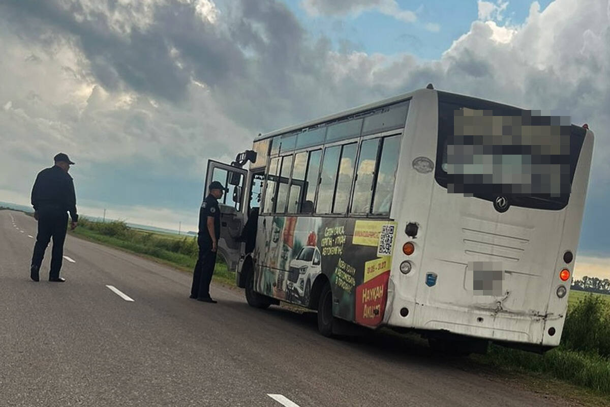 СҚО-да қарсы қозғалыс жолағымен жүрген автобус жүргізушісі 6 ай көлік басқара алмайды