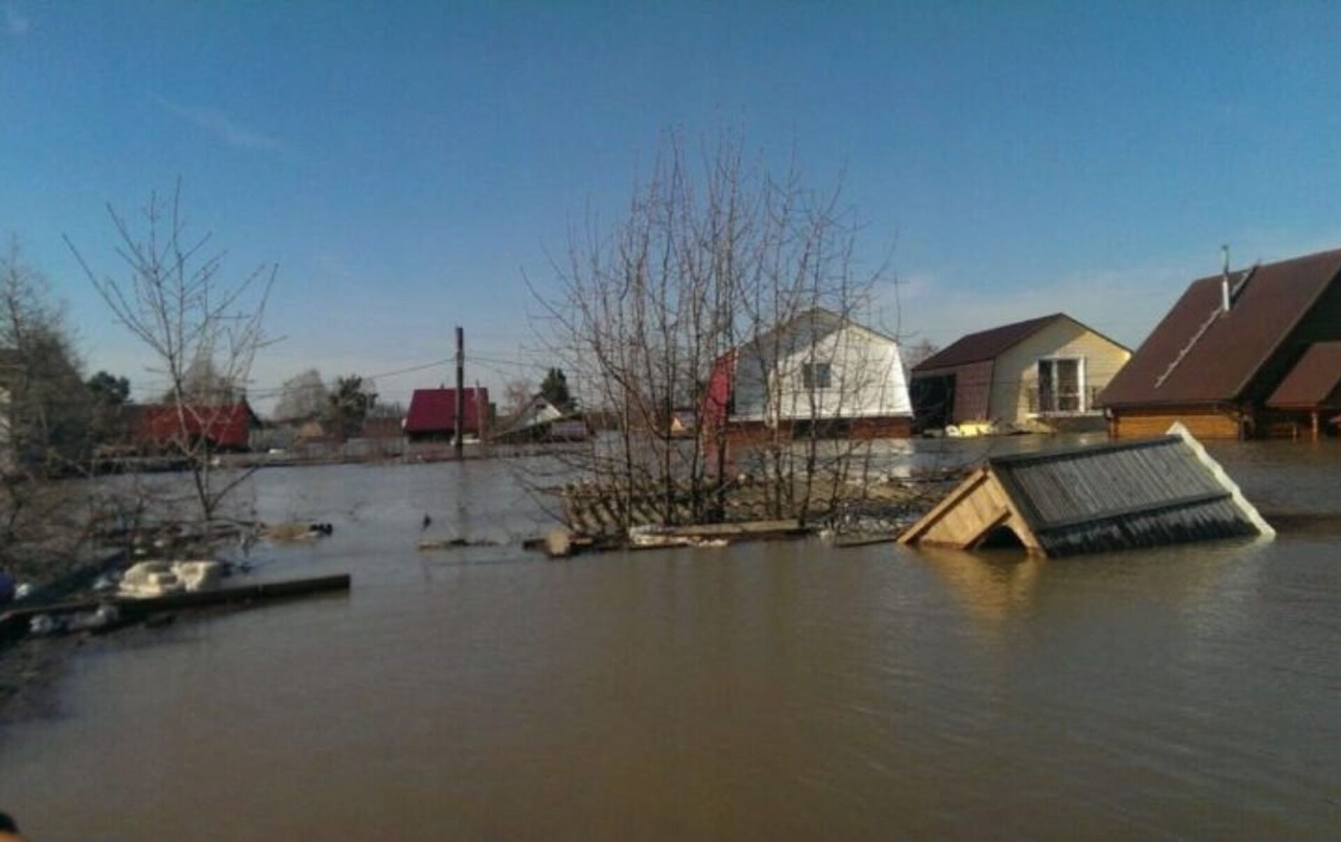 Два контейнера с алкоголем уплыли во время наводнения в Петропавловске