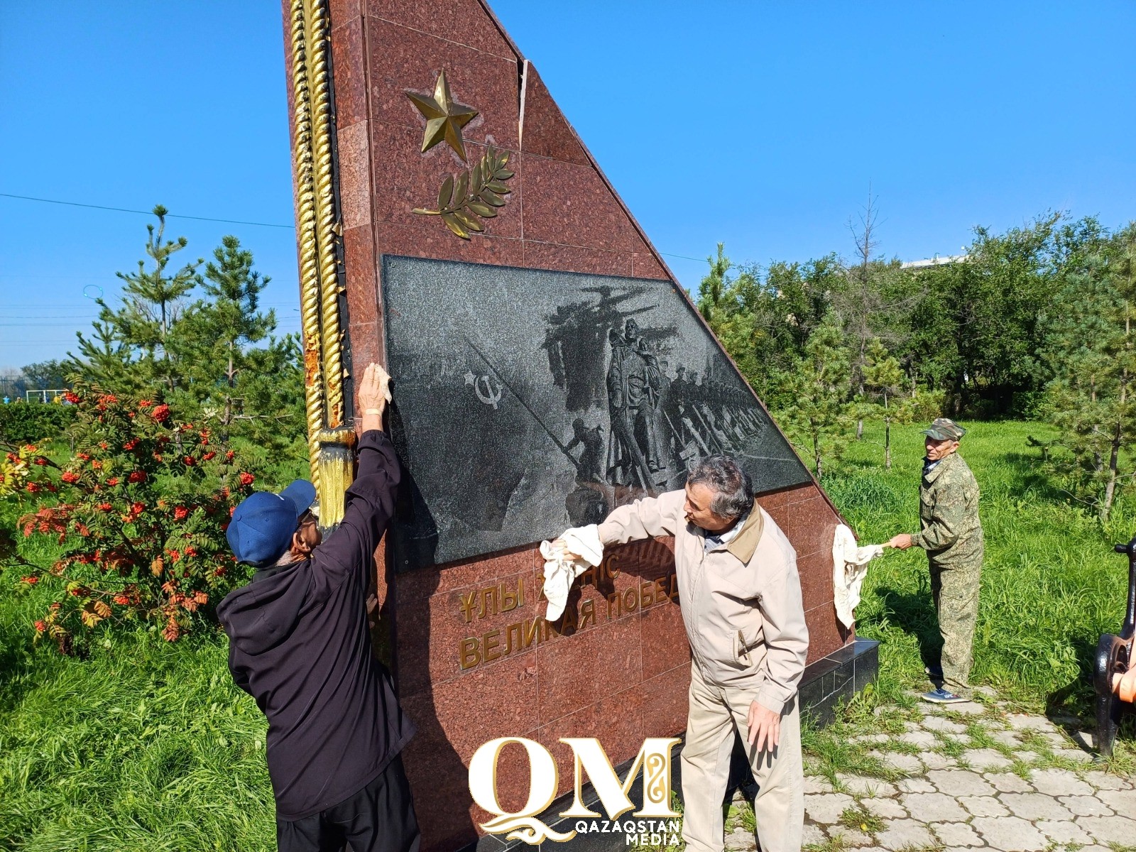 Отмыли обелиски и убрали мусор активисты в парке Победы Петропавловска