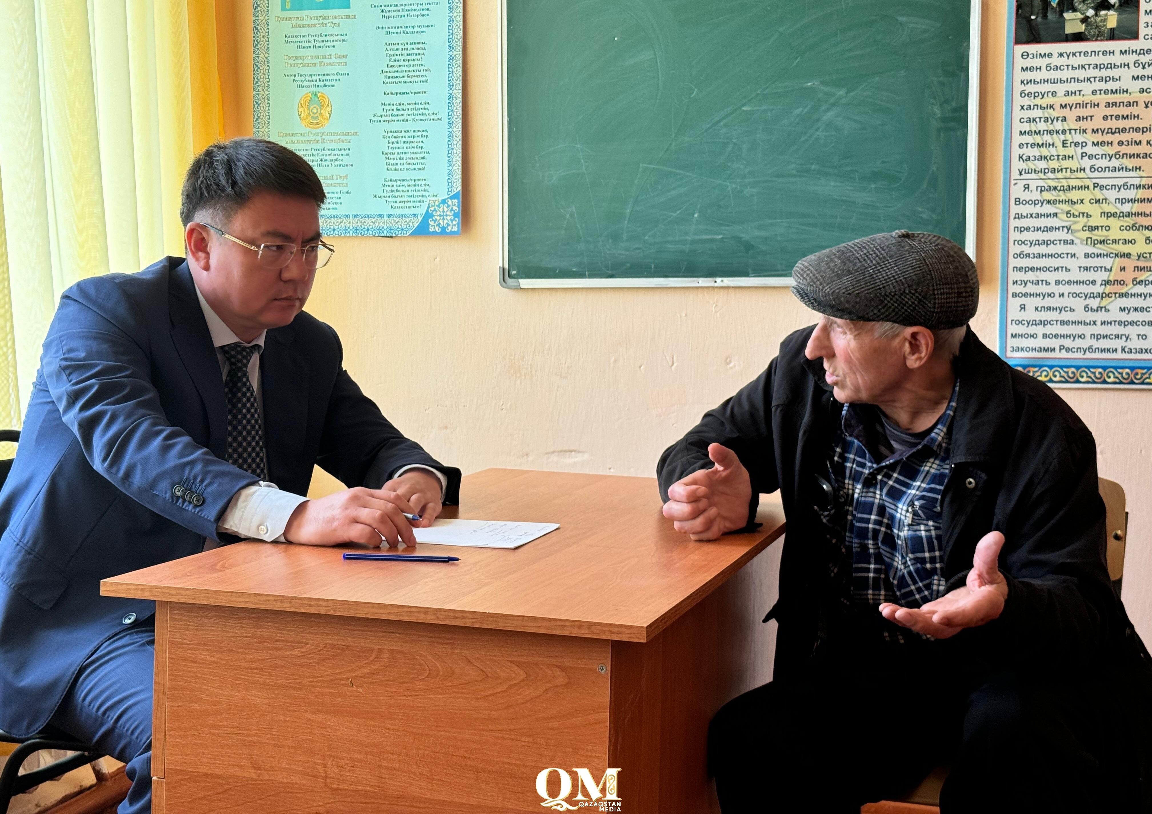 Познакомился с сельчанами: аким района Шал акына Кайрат Омаров посетил все сельские округа