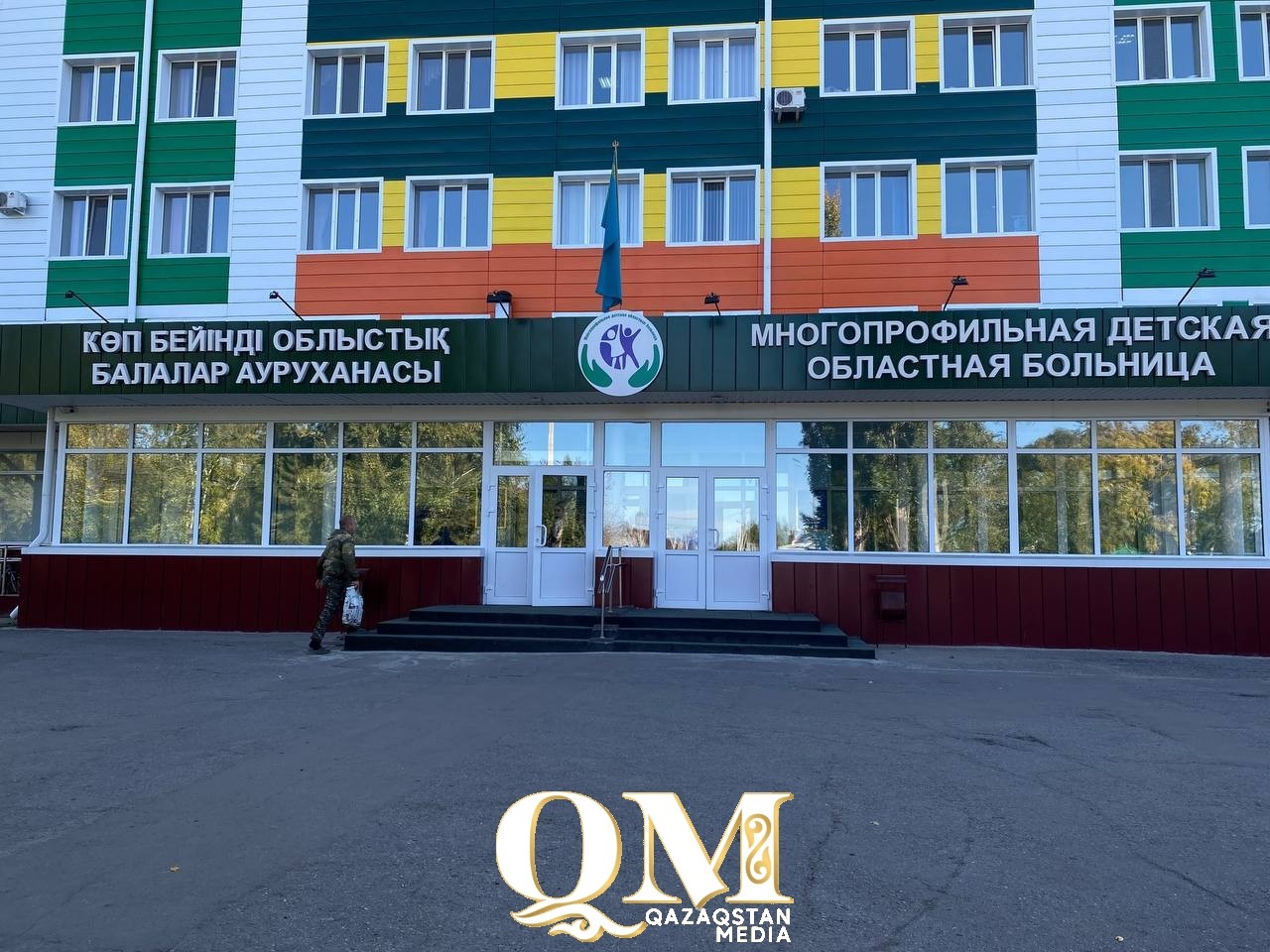 СҚО-да анасы пышақ сұғып алған қыз ауруханадан шықты