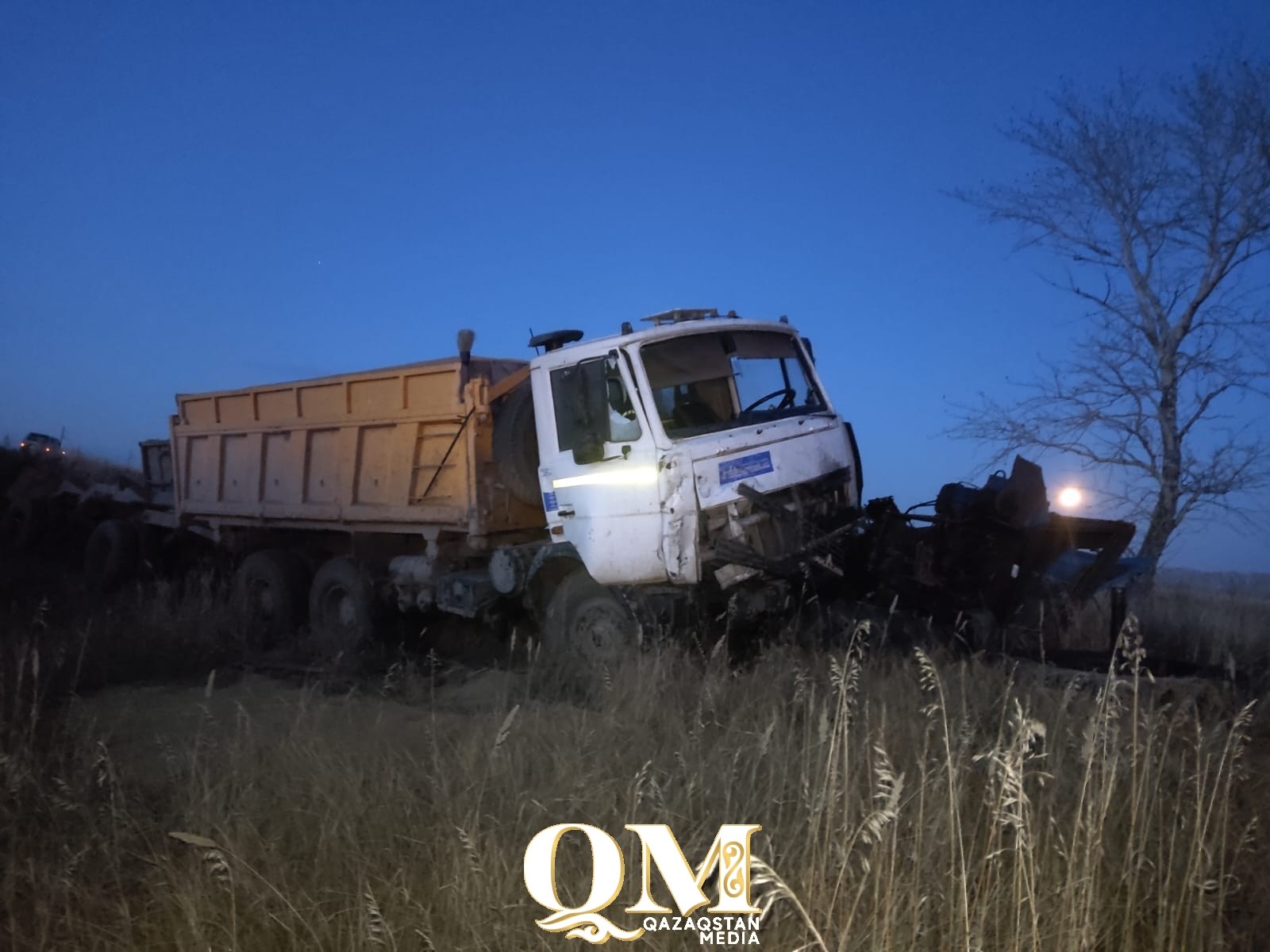 Водитель трактора погиб после столкновения с "МАЗом" на трассе в СКО