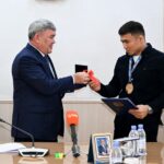 Автомобиль от акима СКО подарили чемпиону мира по вольной борьбе Нуркоже Кайпанову