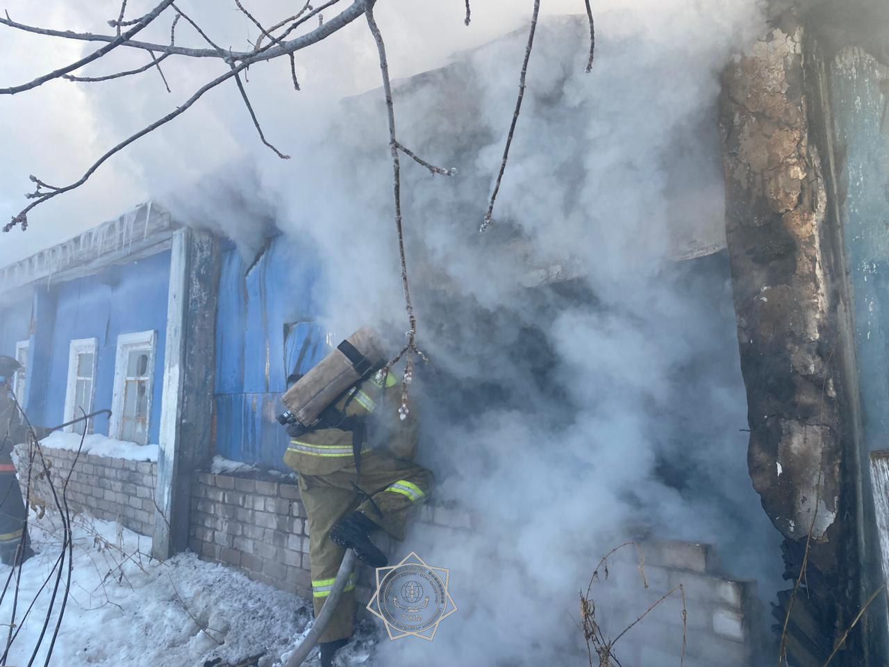 Спасатели вынесли газовый баллон из горящего дома в селе на севере Казахстана