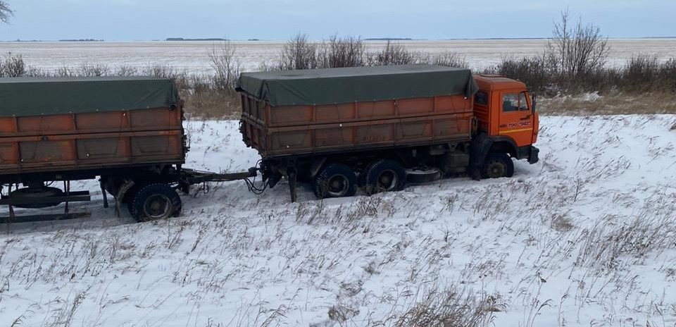 Большегруз с прицепом сошел в кювет в Северо-Казахстанской области