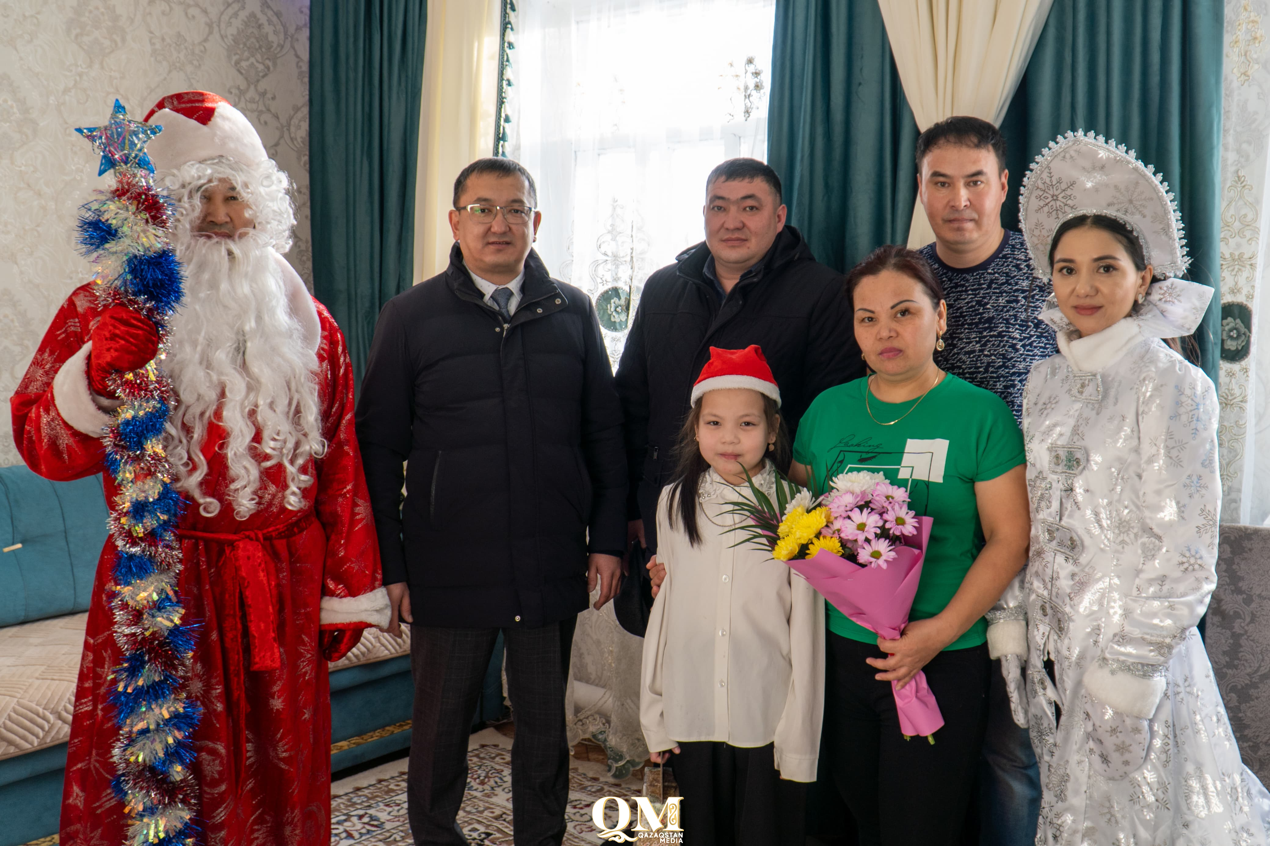 Поздравили с Новым годом и подарили подарки детям в районе М. Жумабаева СКО