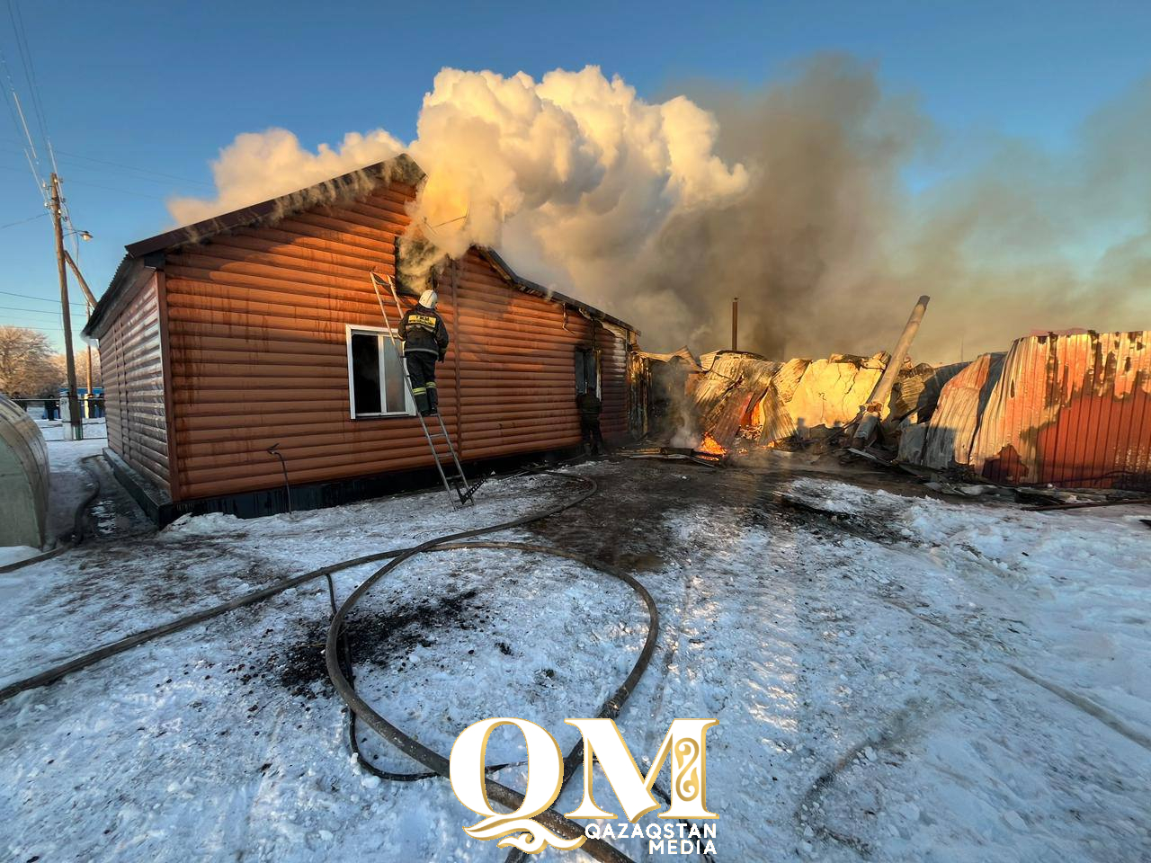 Магазин, гараж и две машины сгорели в Тайыншинском районе СКО