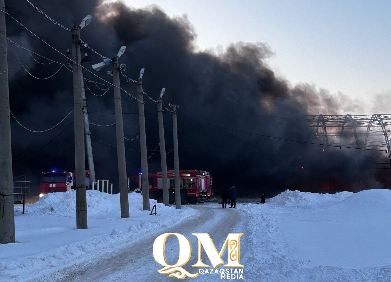 Два трактора, «ГАЗель» и легковой автомобиль сгорели во время пожара на стадионе в Петропавловске