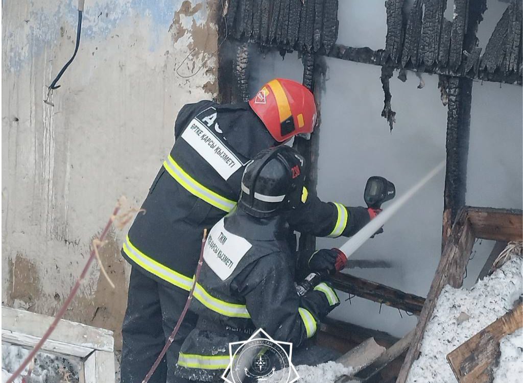 Неизвестные подожгли бесхозный дом в Петропавловске