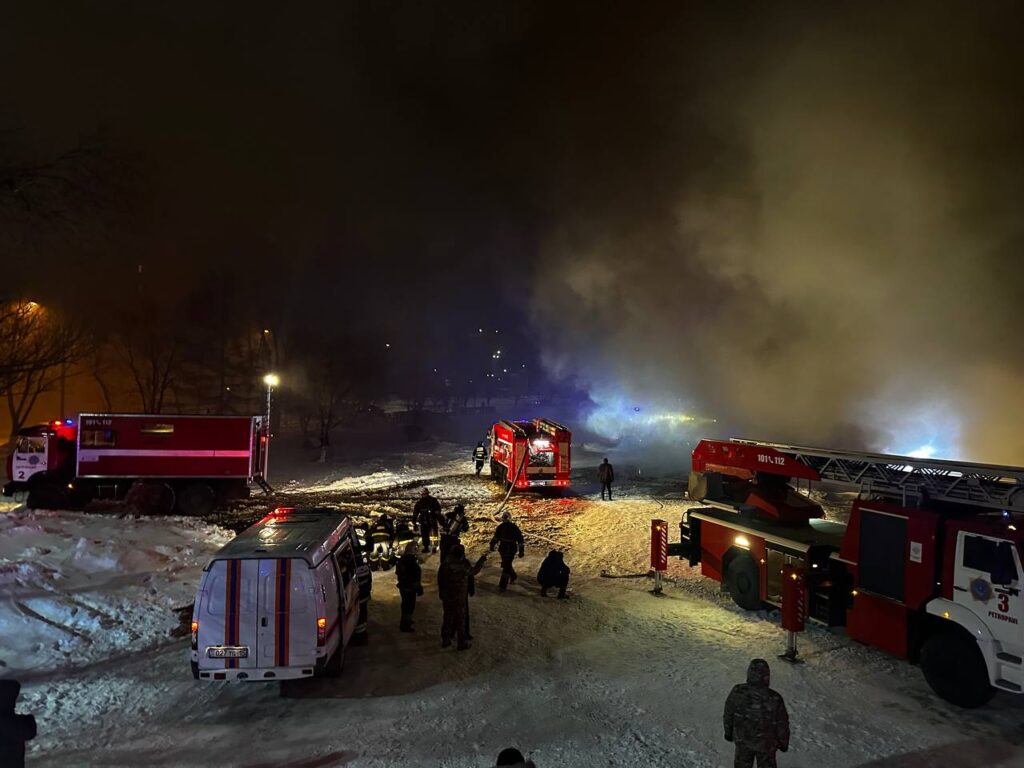 Торговый дом «Рахат» горит в Петропавловске: эвакуировали 68 человек