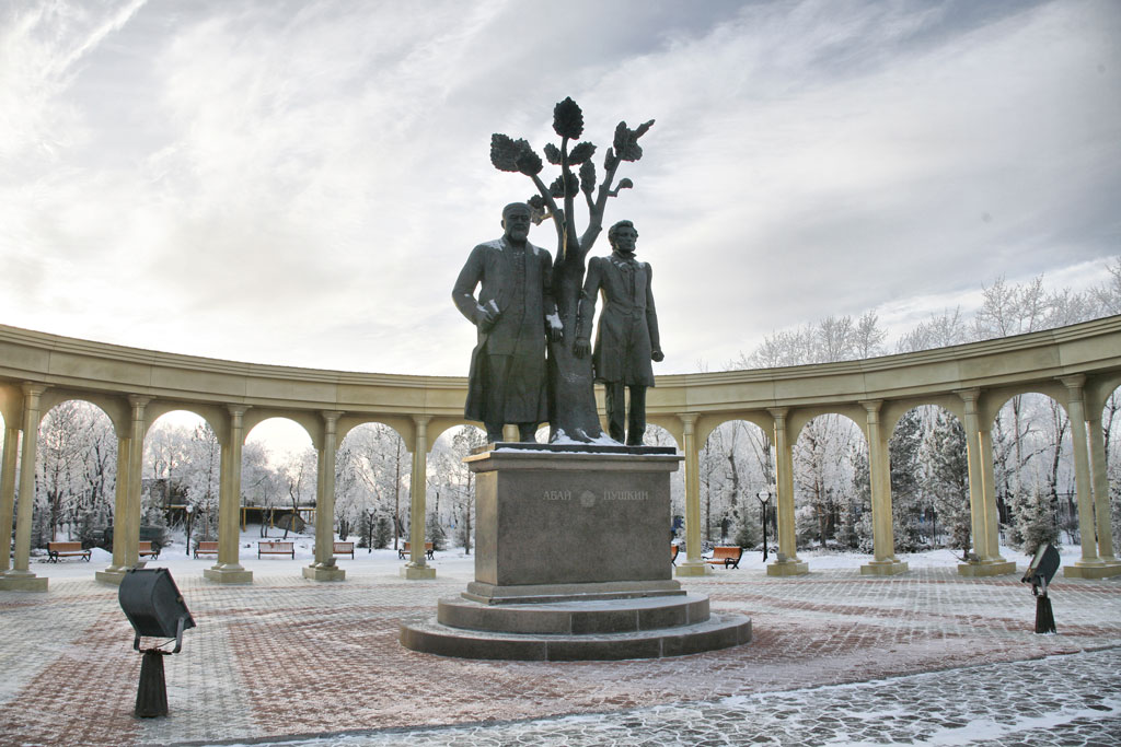 Забрались на памятник ради фото. Троих иностранцев оштрафовали в Петропавловске