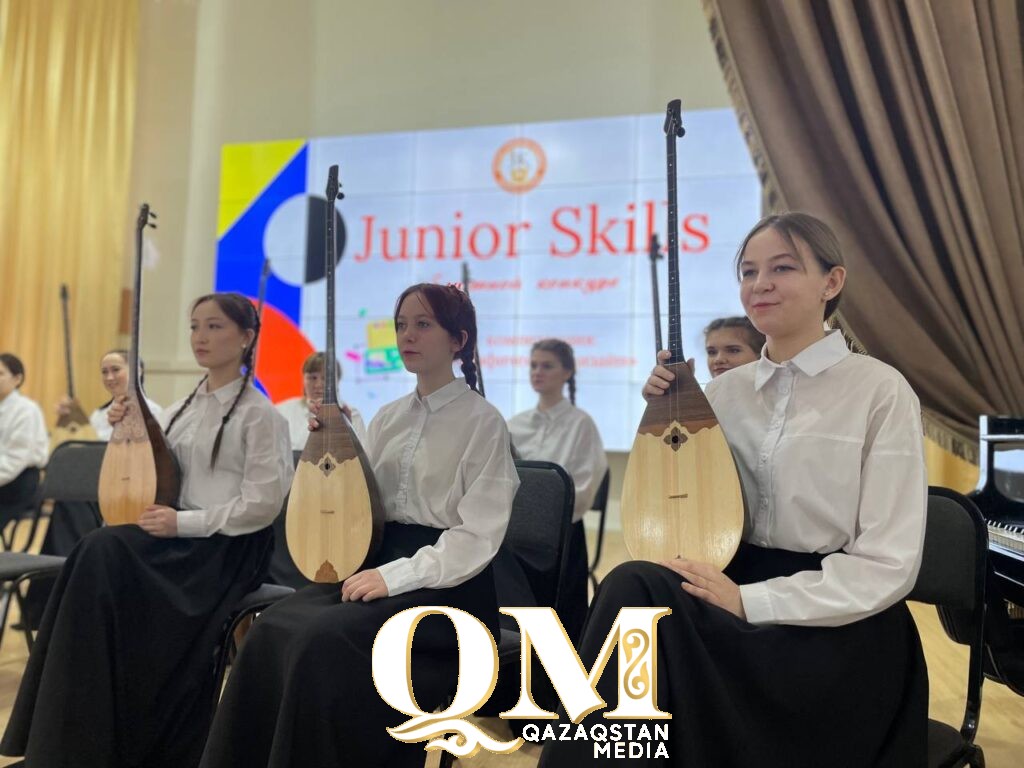 Школьники создают логотипы и рекламные постеры на конкурсе Junior Skills в Петропавловске