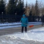 «Көше сыпырып жүргенің үшін ұяламын»: Петропавлда коммуналдық мекеме қызметкері өз жұмысы жайлы айтып берді